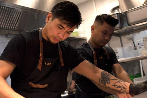 Br&oslash;drene Daniel og Dominic Vergara jobber sammen p&aring; kj&oslash;kkenet p&aring; restauranten Kain.