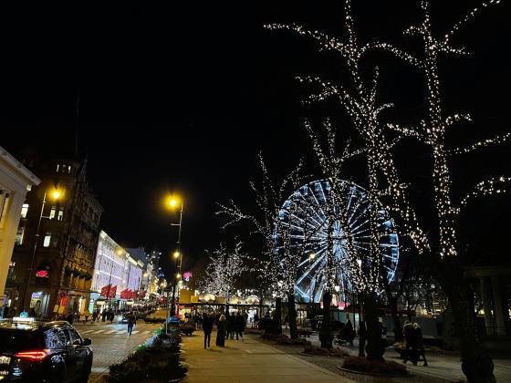 Julelys p&aring; Karl Johan en novemberkveld.