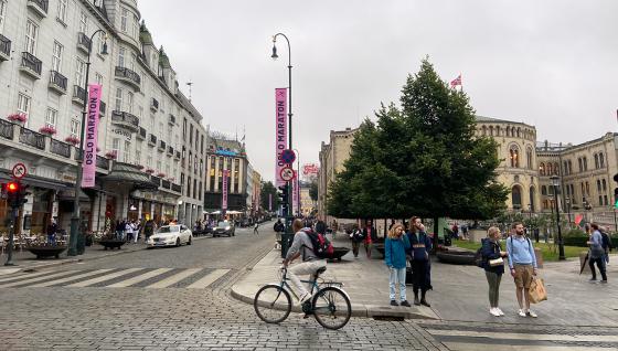 Bilde av enden av Karl Johans gate, tatt i gr&aring;tt v&aelig;r
