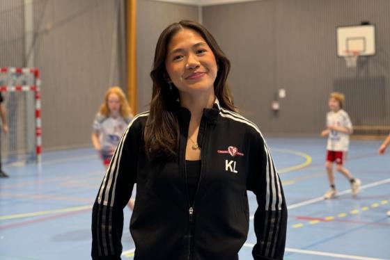 Katrina Lu som h&aring;ndballtrener for Holmlia sportsklubb p&aring; en h&aring;ndballbane