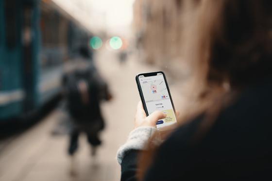 Telefon som er inne p&aring; Ruter-appen hvor man kj&oslash;per billetter. 
