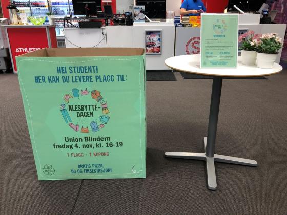 En gr&oslash;nn pappeske st&aring;r midt p&aring; gulvet