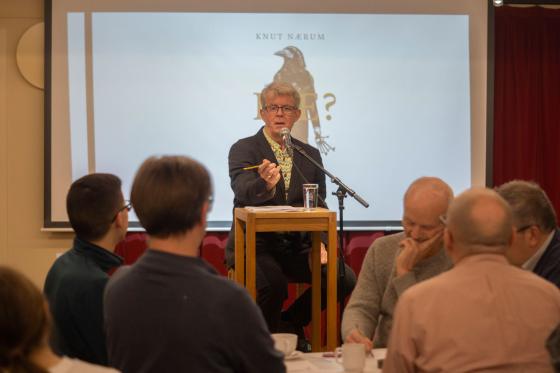 Knut N&aelig;rum leder quizen under boklanseringen