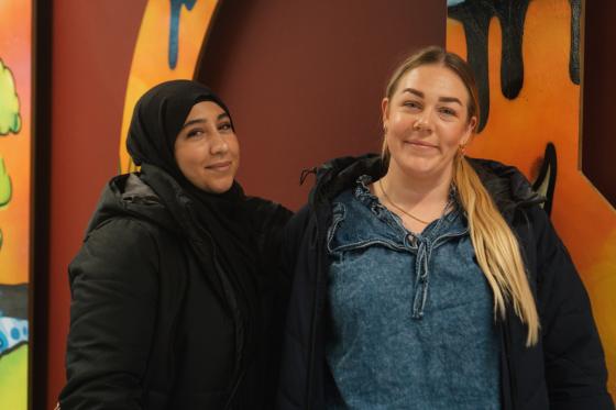 Saja og Josefin p&aring; Holmlia Senter