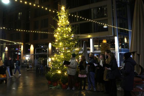 Kor st&aring;r ved juletre p&aring; Vulkan