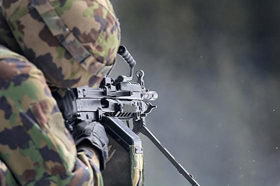 Soldat som sikter med maskingev&aelig;r