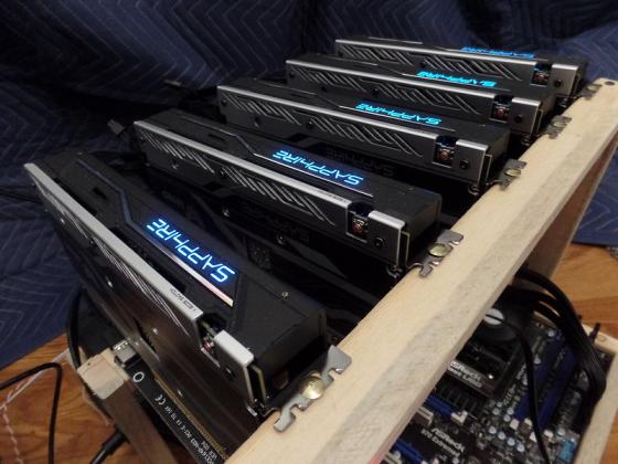 Et stativ med flere kryptominers p&aring; rad og rekke. Kryptominers er maskiner som l&oslash;ser matematiske "puslespill" for &aring; f&aring; tak i forskjellige kryptovalutaer.