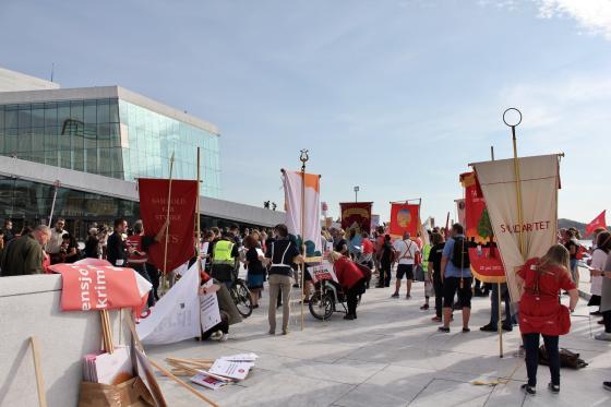 Samling av fagorganiserte med faner og protestplakater i Fagforbundet Teater og Scene, Norsk tjenestemannslag og CREO utenfor Operaen i Oslo. Rett f&oslash;r demonstrasjonstoget Kulturmarsen.