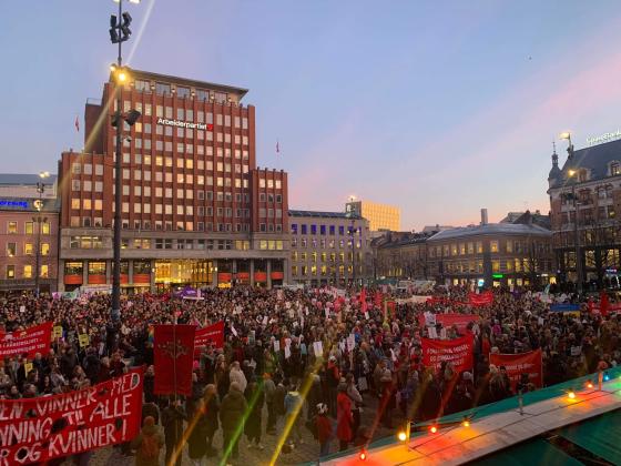Mange fremm&oslash;tte p&aring; Youngstorget for &aring; markere kvinnedagen. 