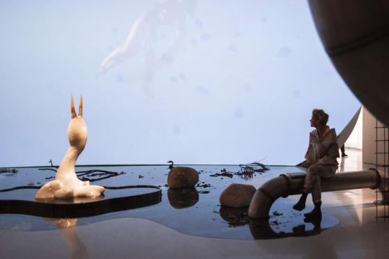 Laure Prouvost i utstillingslokalet p&aring; nasjonalmuseet