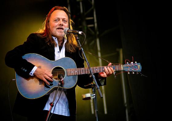 Lillebj&oslash;rn Nilsen spiller konsert med gitar