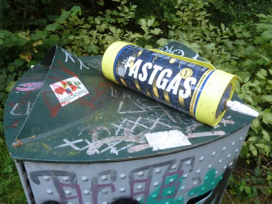 Tom lystgassbeholder p&aring; en s&oslash;ppelkasse