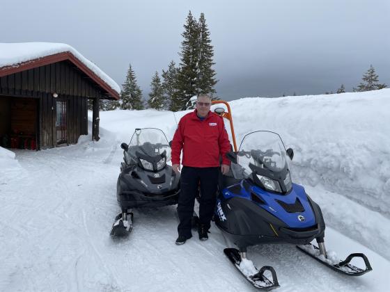 Mann foran to sn&oslash;scootere
