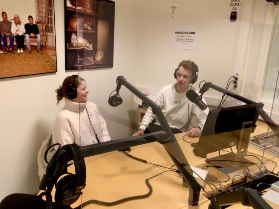 Marie og Benjamin sitter i studio. 
