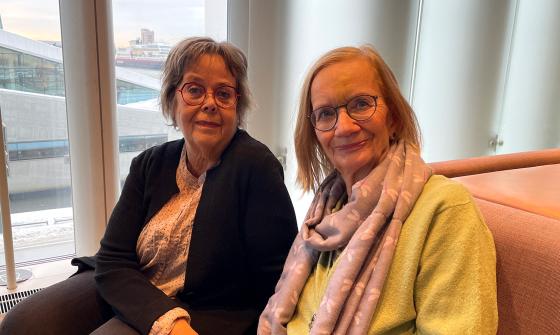 Bildet viser to eldre damer sittende i en sofa p&aring; Deichman Bj&oslash;rvika. 