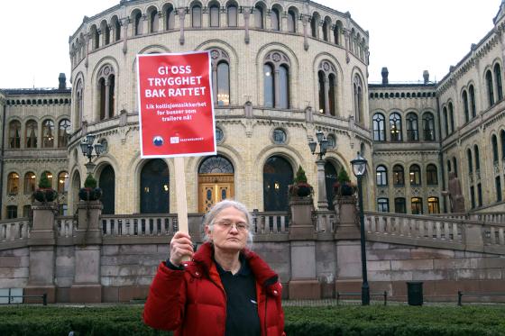 Bussj&aring;f&oslash;r Marit Sauge foran Stortinget.