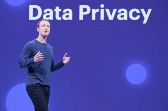 Mark Zuckerberg holder foredrag. Det st&aring;r "Data Privacy" p&aring; lerretet bak han.