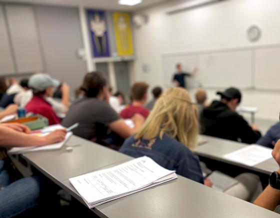 Elevene p&aring; maskiningeni&oslash;r studiet sitter i auditoriet, p&aring; forelesning