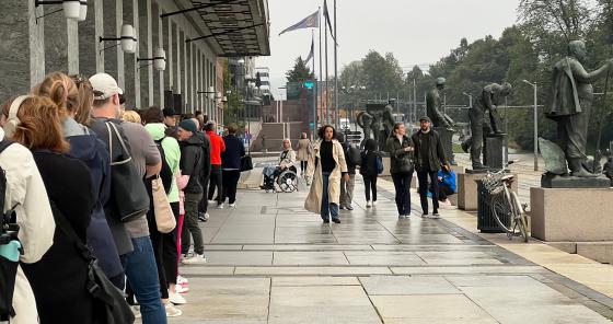 Lang k&oslash; av mennesker ved Oslos r&aring;dhus