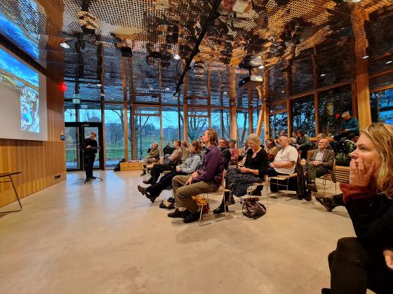 Publikum p&aring; frokost i Klimahuset