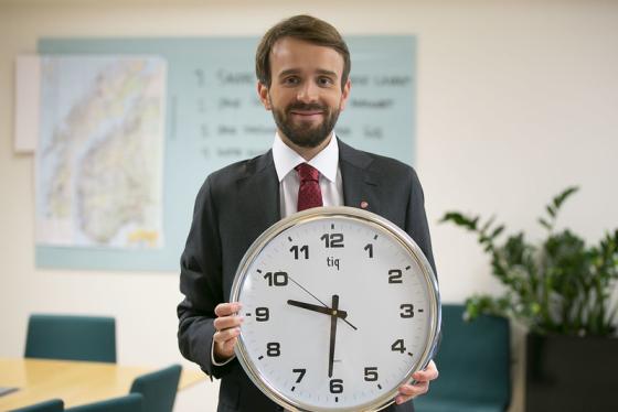 Bilde av n&aelig;ringsminister Jan Christan Vestre som viser frem en analog klokke