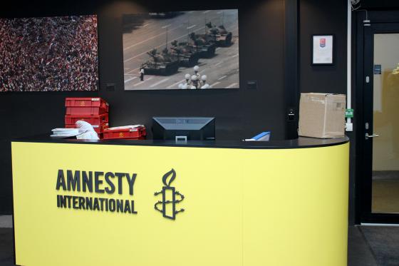 Resepsjonen i Amnesty st&aring;r tom. Deres gule logo er fremtredende i bildet
