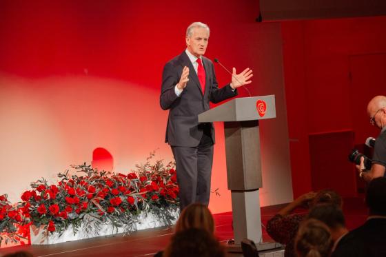 Jonas Gahr St&oslash;re p&aring; valgvaken til Arbeiderpartiet.