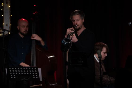 Vegard Holum p&aring; trompet, Henrik Sandstad Dalen p&aring; bass og H&aring;vard Aufles p&aring; piano. P&aring; Nordstrand Jazzklubb
