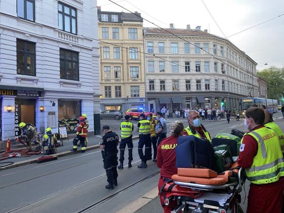 Bilde av n&oslash;detater p&aring; plass foran restaurant i Pilestredet