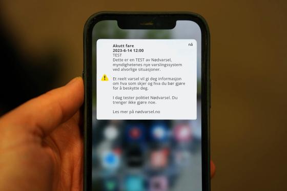 Bilde av n&oslash;dvarsel som vises p&aring; mobiltelefon. 