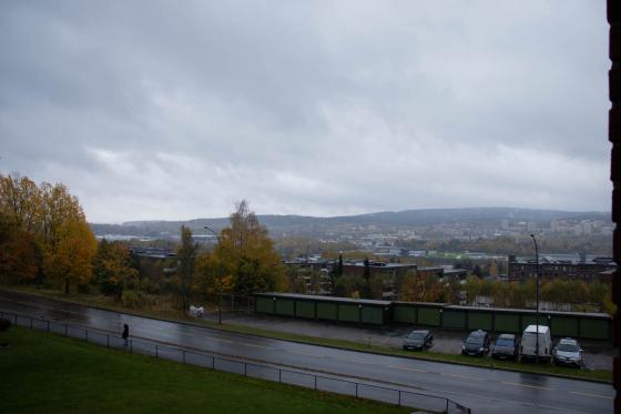 Bildet viser en utsikt p&aring; Linderud, med en vei langs bildet.