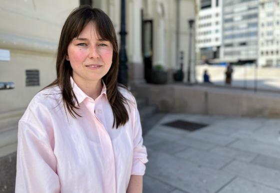 Russiske Olesia Shmagun er i ferd med &aring; g&aring; over i jobben som graveredakt&oslash;r for den uavhengige, russiske avisa Novaja Gazeta. Hun sitter med en alvorlig mine utenfor Nobels fredssenter. 