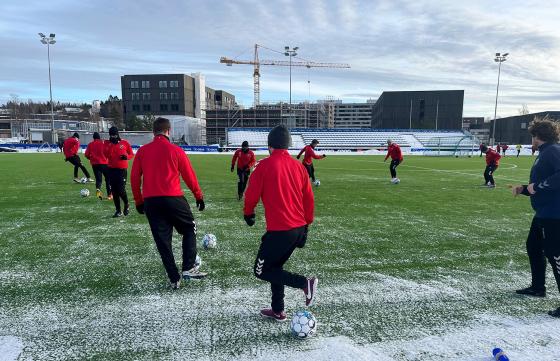 Fotballspillere som l&oslash;per p&aring; banen 