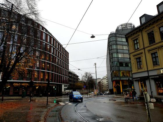Gr&aring; himmel og v&aring;t bakke p&aring; OsloMet ved Bislett.