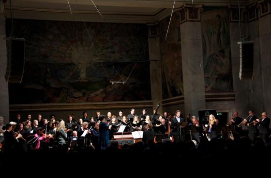 Hele koret og orkesteret p&aring; scenen