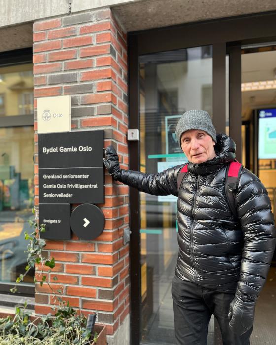 &Oslash;yvind Michelsen foran Gr&oslash;nland seniorsenter.