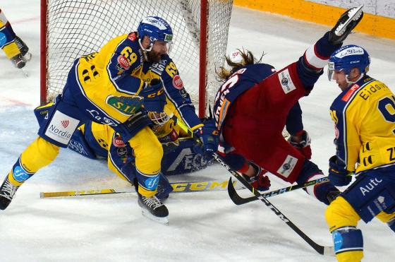 Ishockeyspiller Mika Partanen faller i et m&aring;lfors&oslash;k