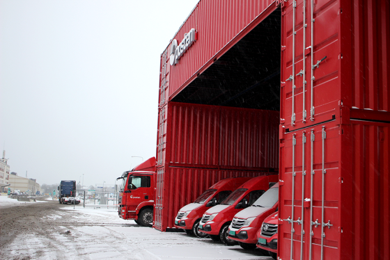 Postbiler parkert p&aring; HUBen p&aring; Aker Brygge