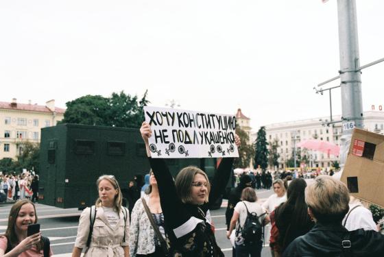 En hviterussisk jente holder en plakat med tekst p&aring; russisk under demonstrasjonene h&oslash;sten 2020. P&aring; plakaten st&aring;r det "Jeg vil ha grunnloven, ikke under Lukashenko"