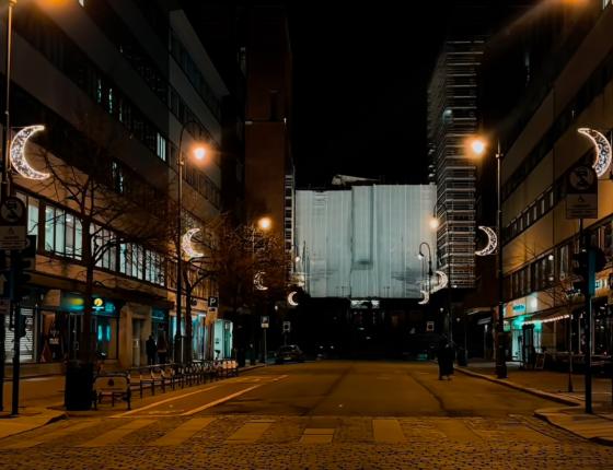 flere halvm&aring;nelys lyser opp en m&oslash;rk gate i oslo
