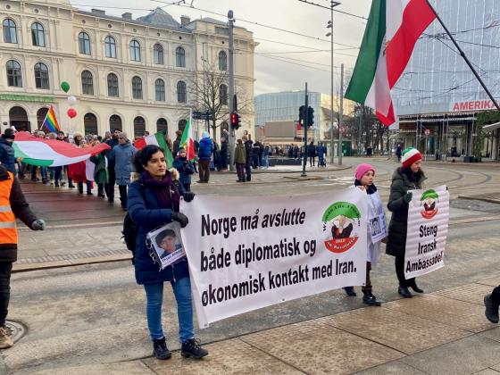 Demonstrasjonstog p&aring; jernbanetorget