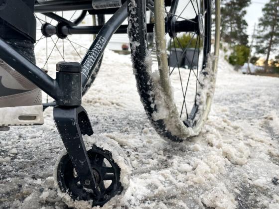 Rullestol i sn&oslash;en