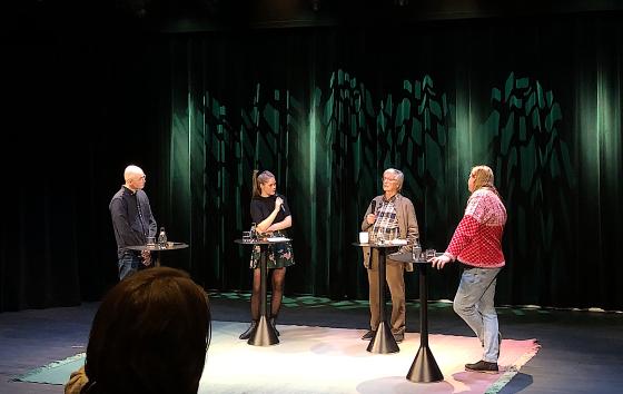 Sturla Haugsgjerd, Helge Waal, Ole R&oslash;geberg og Anne Rokkan debatterer om rusreformen p&aring; Deichman Bj&oslash;rvika. 