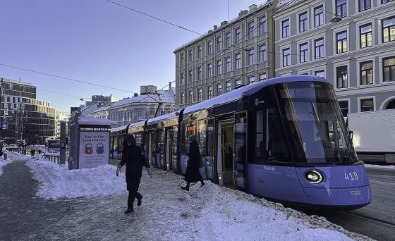 Trikk i sn&oslash; med sol p&aring; himmelen