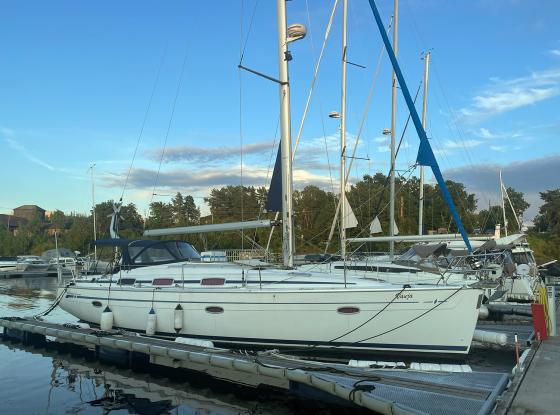 Stor hvit seilb&aring;t p&aring; Aker Brygge Marina 