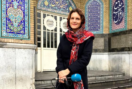 Sidsel Wold st&aring;r foran en bygning. 