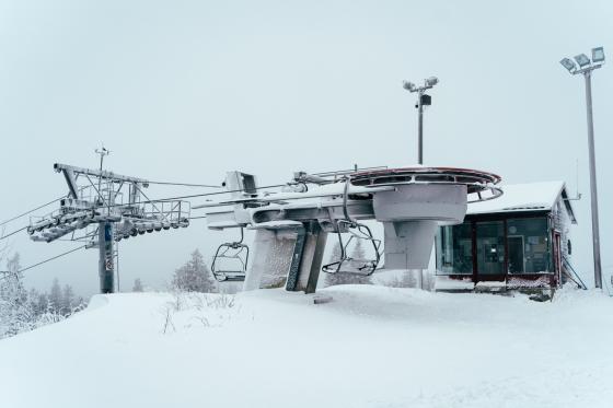 tom skiheis i overskyet v&aelig;r p&aring; tryvann