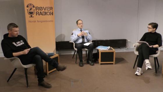 Live fra Litteraturhuset i Oslo sitter ordstyrer Simen Iskariot Larsen (f.v), fengselsleder i Oslo Nils Leyell Finstad og Elsa Skjong, leder Rosa kompetanse justis i FRI (f.h). Resten av panelet var med digitalt. Foto: skjermdump av debatt hos R&oslash;verradion