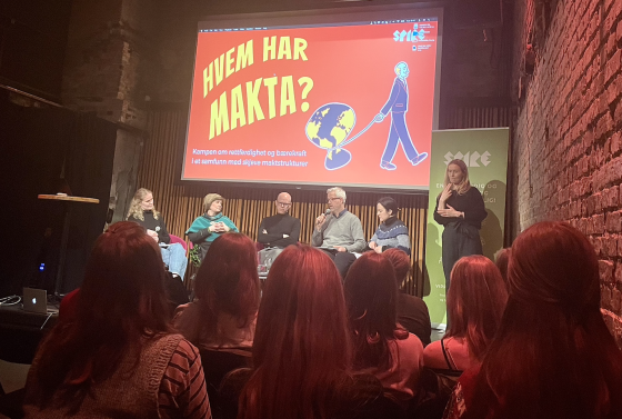 Bildet vise et panel best&aring;ende av deltakerne Aili Keskitalo, Per Gunnar R&oslash;e, Jan Thomas Odegard og Caroline Herlofson p&aring; scenen p&aring; Kulturhuset i Oslo