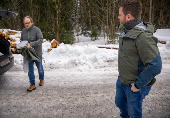 picture of Ole Gram D&aelig;hlen og Karl Henrik Skinstad Berke putting on shell jacket.